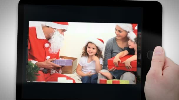 Tableta animada que muestra videos sobre la familia en casa — Vídeo de stock