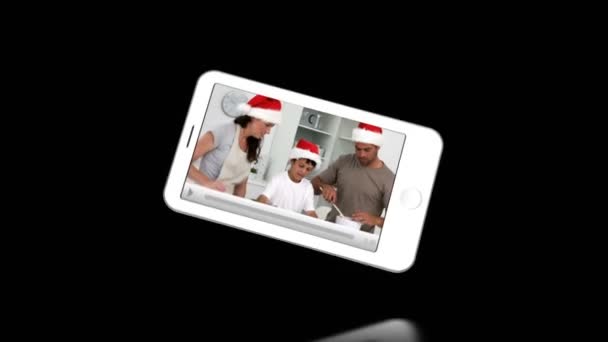 Smartphone mostrando familias durante la Navidad — Vídeo de stock