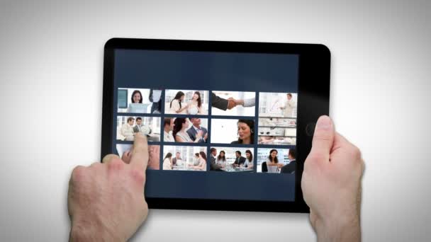 Geanimeerde tablet-pc weergeven van video's over de mededeling van de — Stockvideo