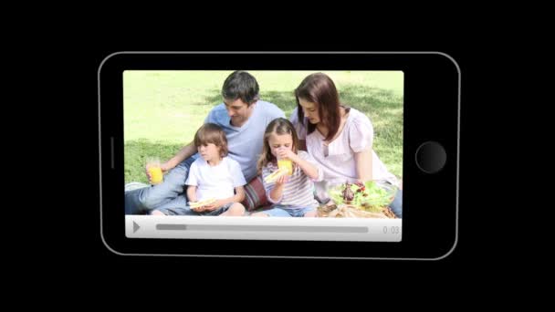 Smartphone mostrando familias relajantes — Vídeo de stock