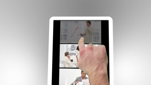 Tablette utilisée pour regarder deux films d'affaires — Video