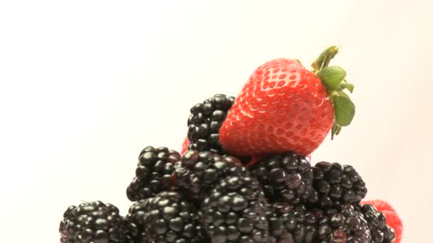 Rotary cluster of blackberries and strawberries — Stock Video
