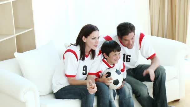 Семья в гостиной смотрит телевизор — стоковое видео