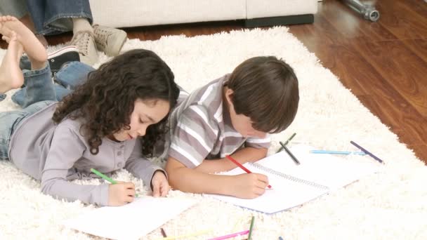 Niños pintando en el salón — Vídeos de Stock