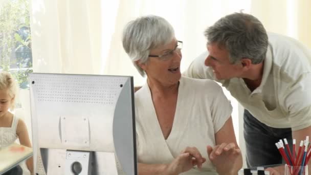 Amar a la abuela jugando con nietos en casa — Vídeo de stock