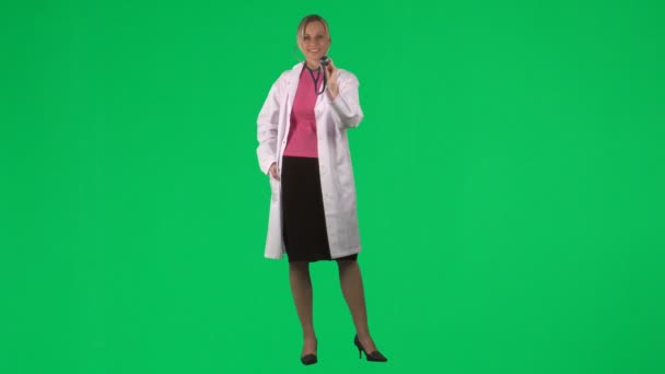 Beelden van een vrouwelijke arts met behulp van haar stethoscoop — Stockvideo