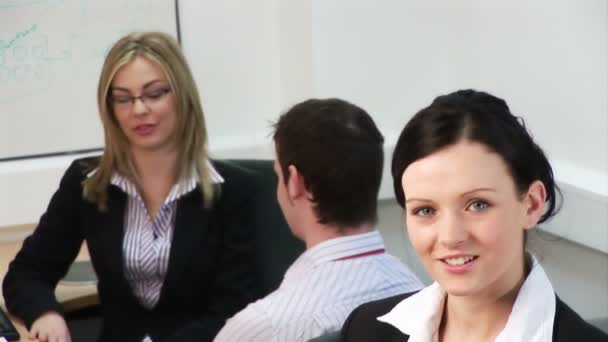 Женщина демонстрирует лидерство в бизнес-команде — стоковое видео