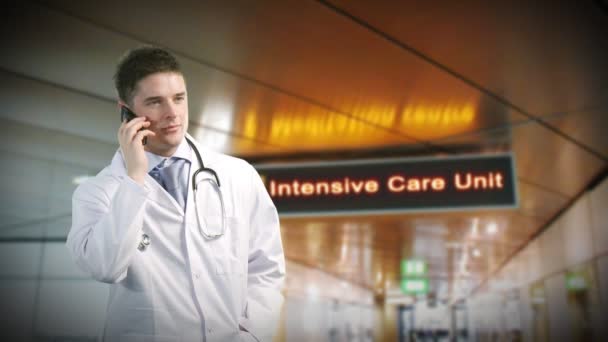 Médico na enfermaria hospitalar — Vídeo de Stock