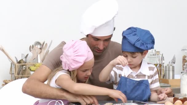 Padre e hijos horneando en la cocina. — Vídeos de Stock