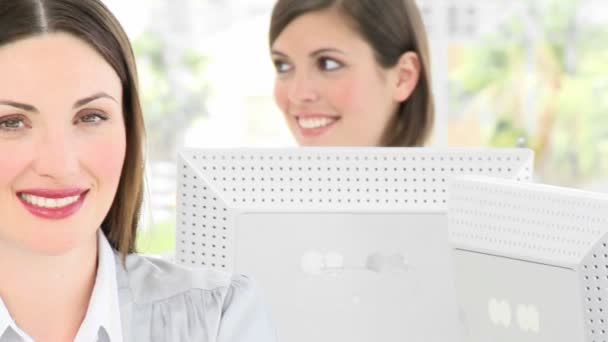 Joven mujer atractiva sonriendo a la cámara — Vídeos de Stock