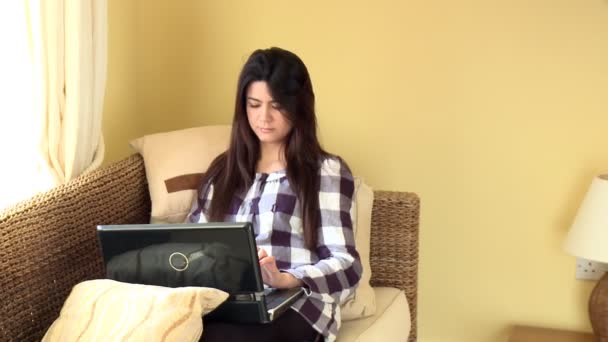 Συμπυκνωμένο γυναίκα κοιτάζοντας το laptop — Αρχείο Βίντεο