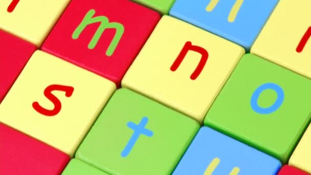 Vue haute des blocs de jouets alphabet coloré tournant — Video