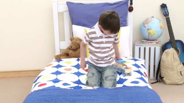 快乐男孩玩一列火车在他的卧室里 — 图库视频影像