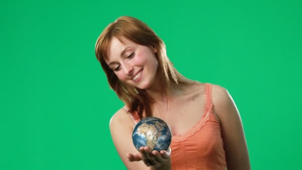 Vrouw met een globe in haar hand — Stockvideo