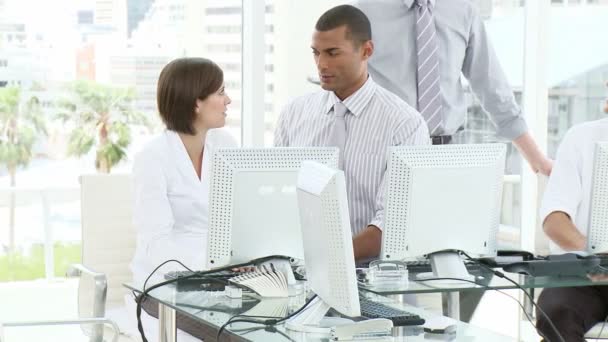 Junge Menschen, die im Büro arbeiten — Stockvideo