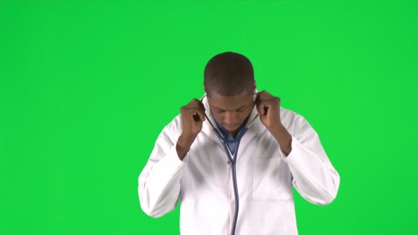 Bir Afro-Amerikan erkek doktor onun stetoskop kullanarak görüntüleri — Stok video
