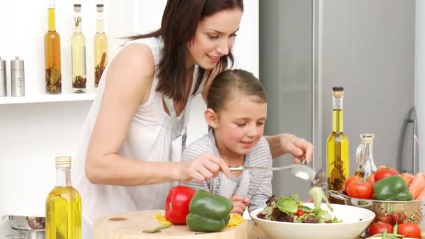Mutter und Tochter bereiten einen Salat zu — Stockvideo