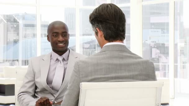 Dos hombres de negocios teniendo una charla — Vídeo de stock