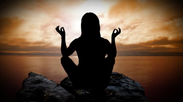 Женщина медитирует на закате — стоковое видео