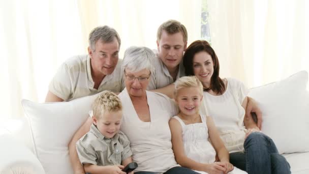 Familie sitzt zu Hause auf der Couch — Stockvideo