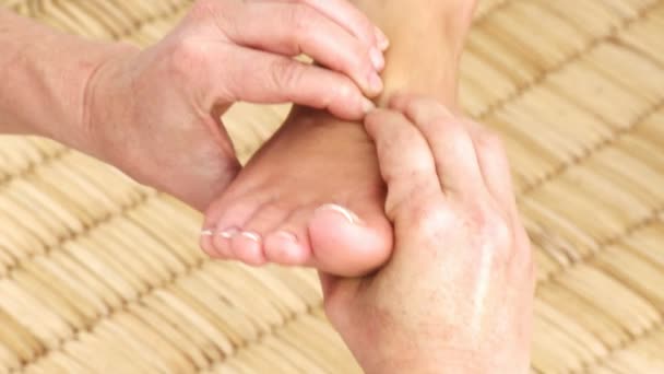 Piedi della giovane donna massaggiati — Video Stock