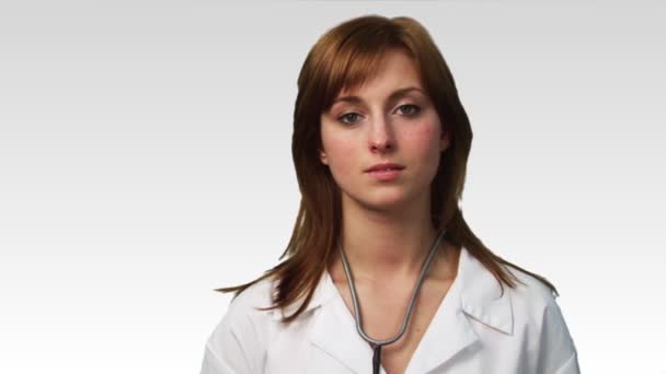 Portret van een glimlachende arts in hd — Stockvideo