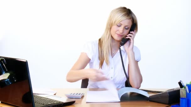 Zakenvrouw op telefoon en lezen van rapporten in office — Stockvideo