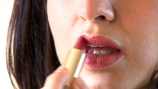 Primer plano de una mujer encantadora poniendo lápiz labial — Vídeo de stock