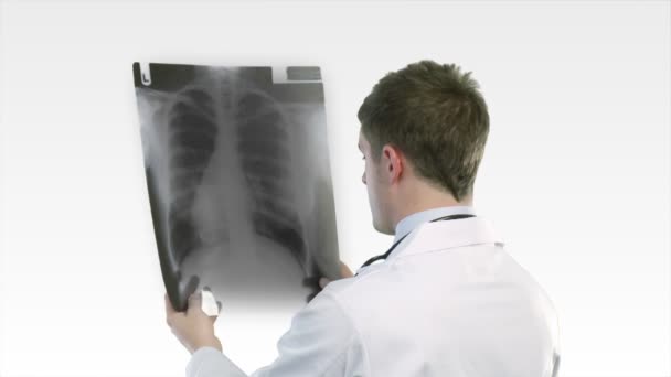 Doktorn tittar på en röntgen — Stockvideo
