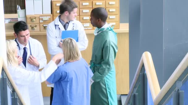 Équipe médicale parlant dans le hall d'une séquence de l'hôpital — Video