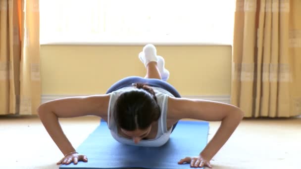 Mujer atlética haciendo flexiones — Vídeos de Stock