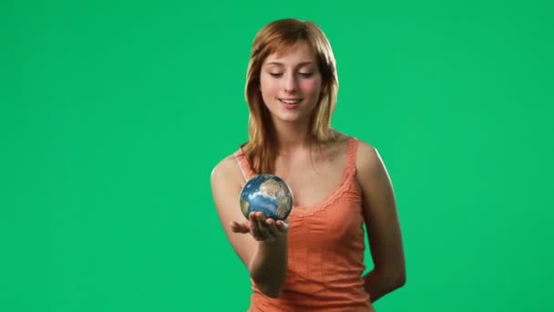 Женщина держит глобус в руке — стоковое видео