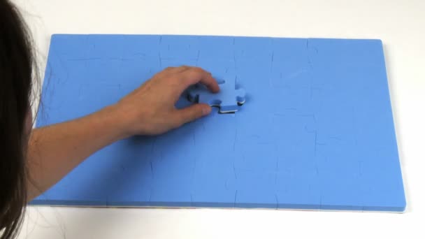 Pessoa colocando a última peça em um quebra-cabeça — Vídeo de Stock