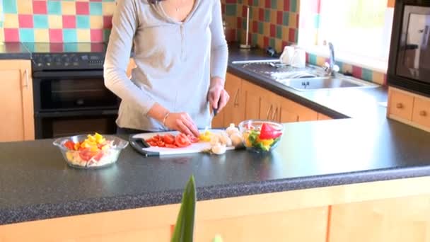 Mujer sonriente preparando ensalada — Vídeo de stock