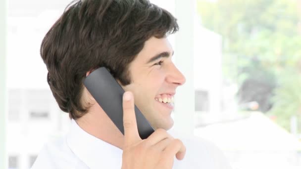 Νεαρός επιχειρηματίας μιλάει στο τηλέφωνο — Αρχείο Βίντεο