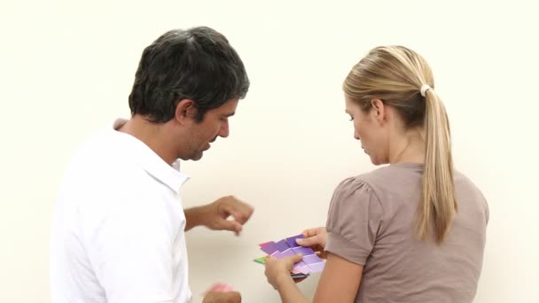 Pareja con muestras de color para pintar nueva casa — Vídeo de stock