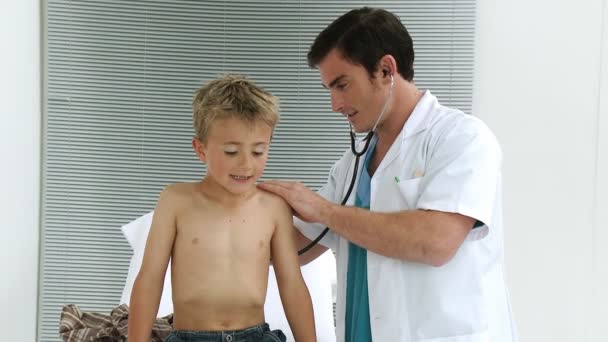 Doctor examinating a child with stethoscope — Stock Video