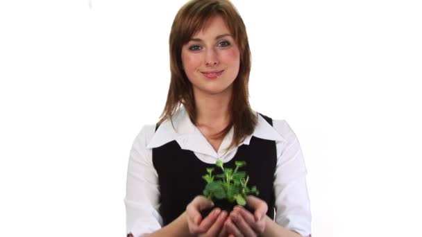 Mulher Segurando uma planta em sua mão — Vídeo de Stock