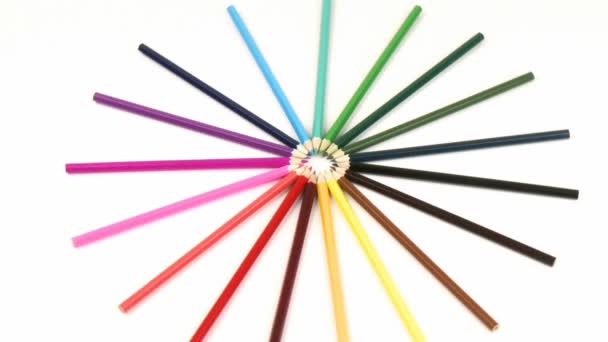 Színes ceruzák fordult, mint egy kerék ellen fehér kör — Stock videók