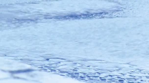 Gotas de lluvia en un charco — Vídeo de stock