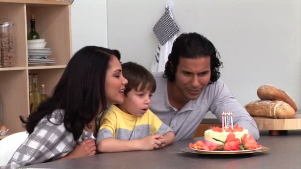 Riendo niño celebrando su cumpleaños con sus padres — Vídeos de Stock