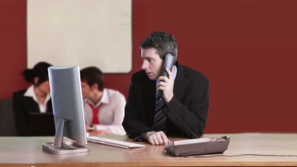 Businessman working in an office — Stock Video