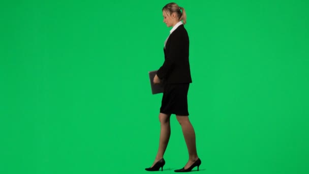 Femme d'affaires utilisant un ordinateur portable contre les images de l'écran vert — Video