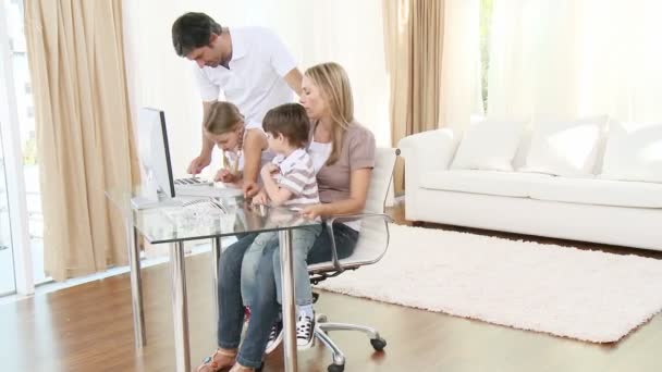 Батьки та діти використовують комп'ютер вдома — стокове відео