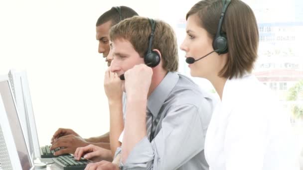 Primer plano de sonreír trabajando en un call center — Vídeos de Stock