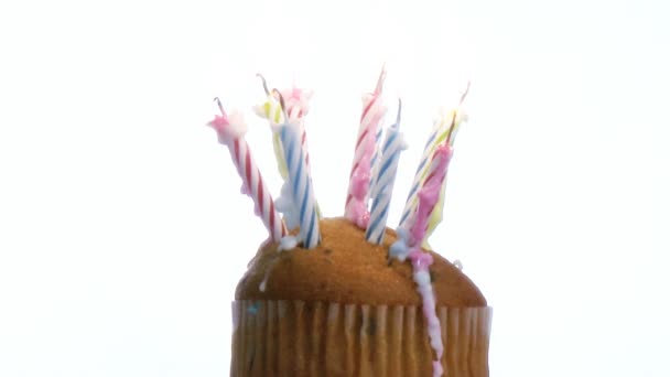 Candele di compleanno su una torta — Video Stock