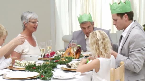 Familia disfrutando de Navidad juntos — Vídeo de stock