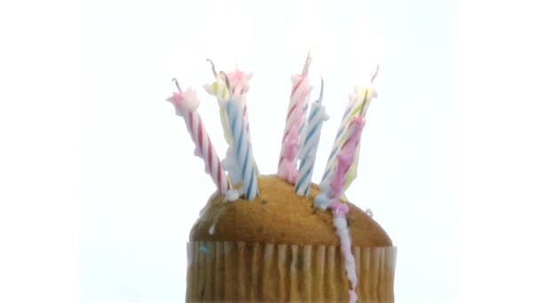 Velas de cumpleaños en un pastel — Vídeos de Stock