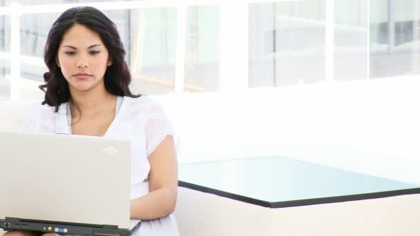 Young business woman working at a laptop — Stock Video