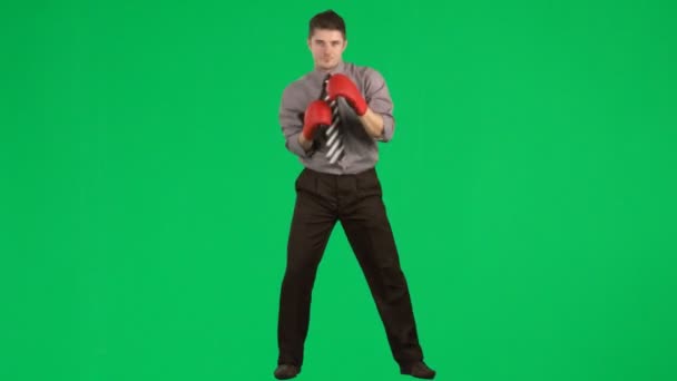 Yeşil ekran görüntüleri karşı boks işadamı — Stok video